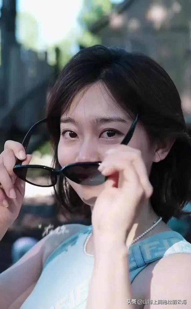 李七月周末北京遛娃，小宝贝可爱，母子喝奶茶好惬意