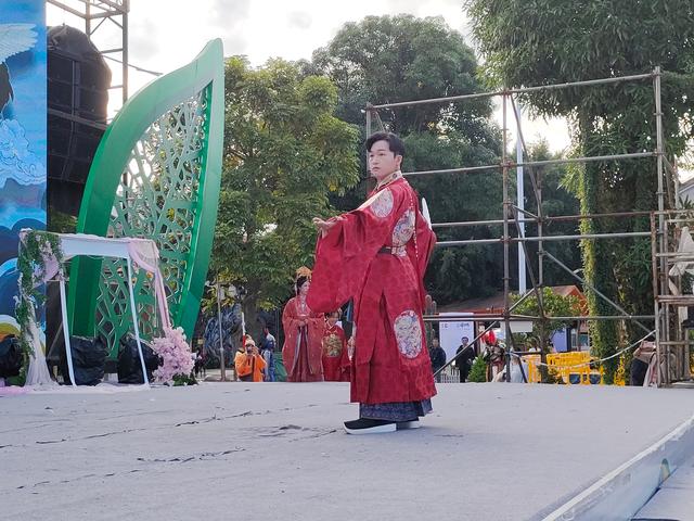 2025.11.22下午，南宁百益上河城举办国风表演，汉服巡游。