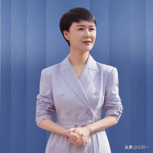 47岁贺娇龙去世！抢救过程被曝，此前疑早有征兆，将葬在父亲身旁