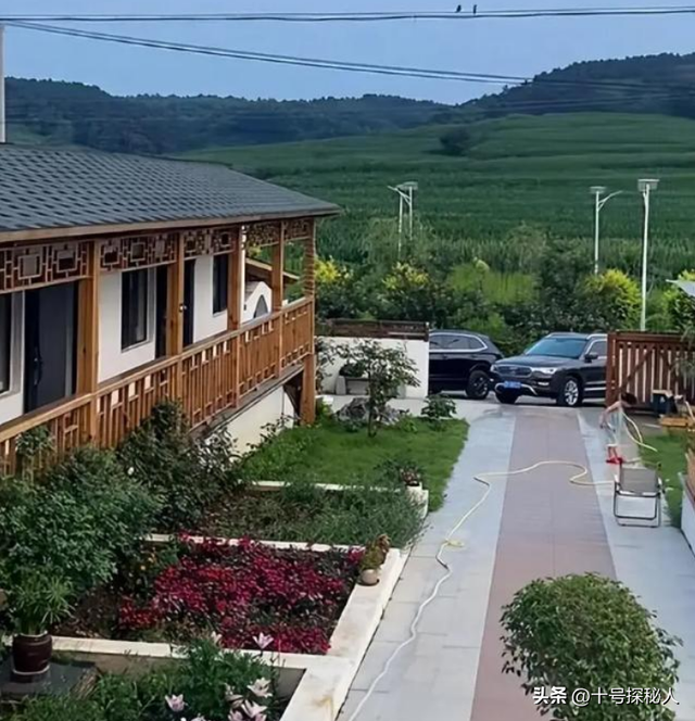 再有钱有啥用？68岁赵本山近况曝光，三人打伞伺候，女儿成心头病