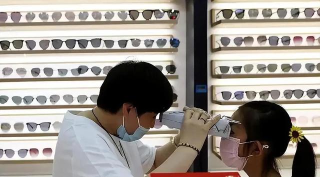 全国眼镜店开始倒闭潮！明明没有电商冲击，为啥还会自己干到黄？