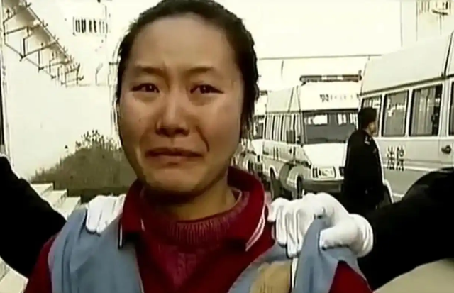 郑州一女护士被判死刑，临刑前突然喜极而泣，只因男友改判死缓