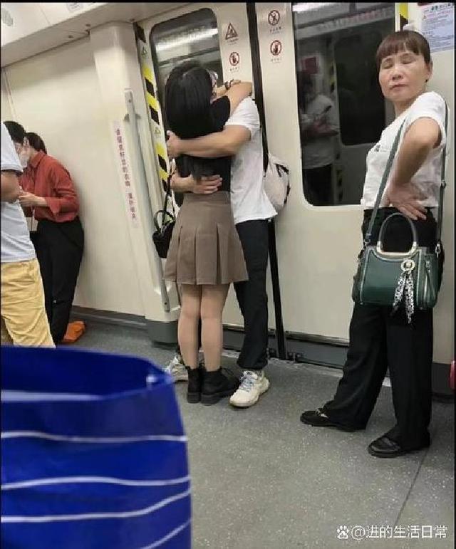 地铁偶遇“神仙情侣	”！穿得朴素不玩手机	，一个动作甜哭网友