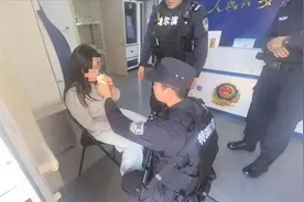 14岁抑郁症少女吞服40余片精神药物，民警及时护送就医图片