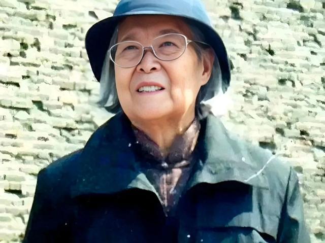 傅作义之女傅冬菊，49年解放北平有功，建国后担任什么级别干部？