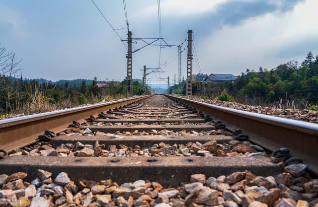 为啥火车轨道要铺设碎石子，而高铁轨道却不用铺呢？有啥科学解释