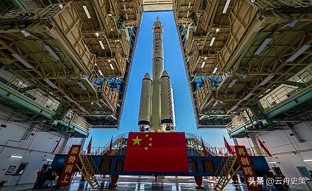 撞击神舟二十真凶锁定，太空出现大量不速之客，推迟返回有危险吗