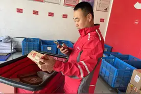 快递“老哥”心里有个地址簿 记满了幸福的牵挂图片