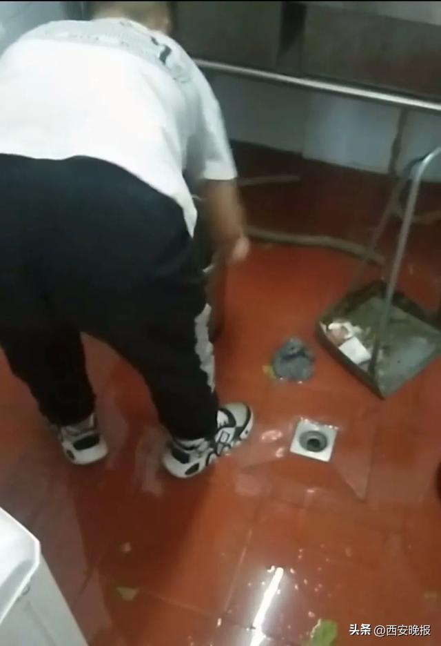 16岁少年为救落水女子不幸离世，家属：女子获救后离开现场	，未对儿子施以援手，当地拿出了11万元抚恤金