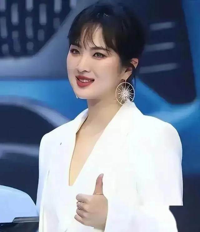 姚安娜晒出泡泡玛特Labubu潮玩 网友惊叹 这应该花不少钱吧 好羡慕她