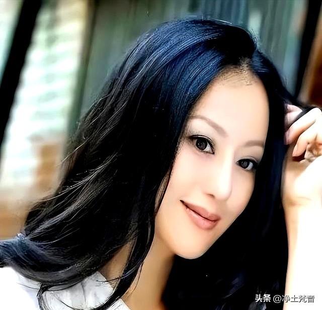 45岁仍拍三级片追求刺激？从亿万富豪再到烂片女王，她在追求什么