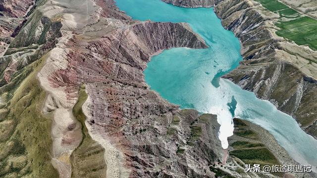 新疆天山深处的景观大道，曾是国防公路，如今人少景美震撼人心