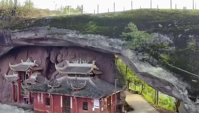 在四川一偏远小乡村,发现一座1亿7000万年前形成的天然巨大拱桥