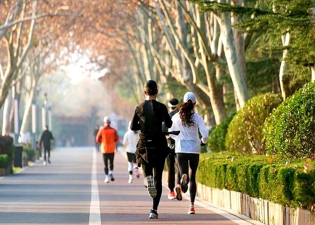 冬天跑步必避4个坑！犯一个就白练，越跑越伤还遭罪