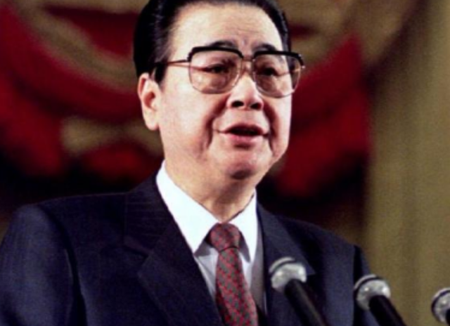 1997年，李鹏总理一家在玉泉山游玩，难得团聚，女儿女婿罕见出镜