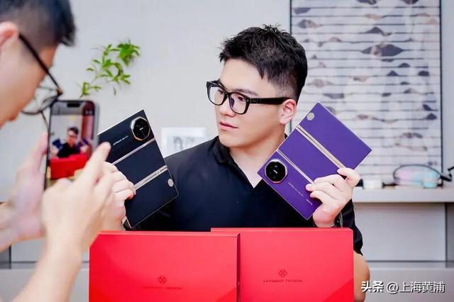 新款“三折叠”手机重磅发布，粉丝在淮海路已经体验上啦！