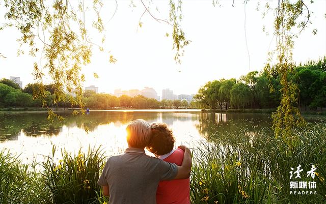 发现一个奇怪的现象：父母不在人世间， 舅舅姑姑表兄弟， 还有一些八竿子打不着的亲属， 基本就形同陌路……