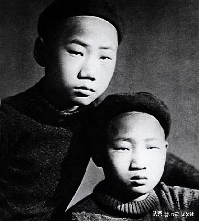 毛岸青81岁生日时的全家福，两个妹妹前来贺寿，儿媳刘滨体贴蹲着