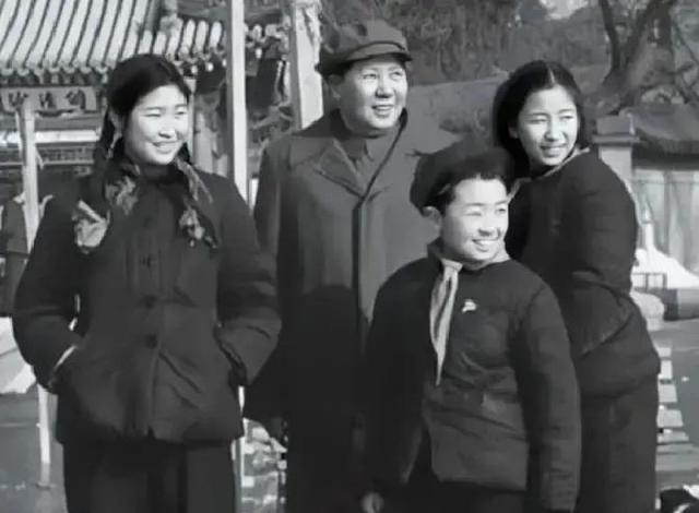 这是85岁的李讷近照，注意看她的坐姿，终于知道她为何没去纪念堂