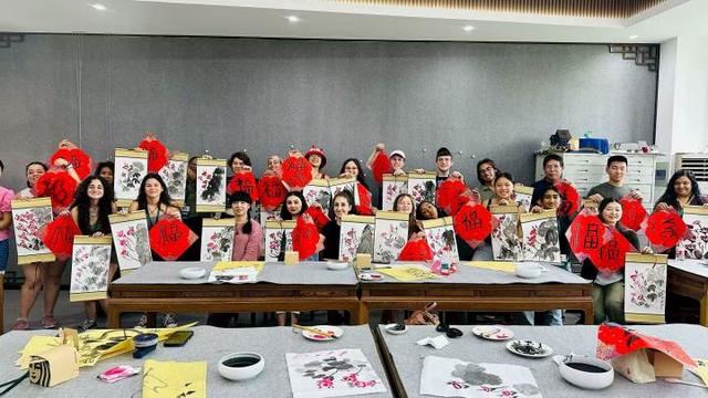 龙井虾仁、东坡肉、叫花鸡挺受欢迎，阿里巴巴、DeepSeek、黑神话·悟空知名度很高……