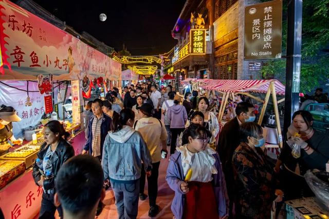 爱在中秋，一宵清辉漫古城，千年情思逐月光