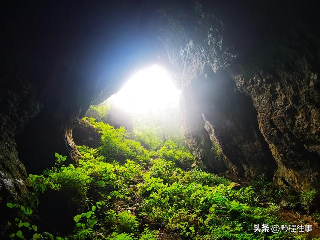 一个洞内烟云氤氲的躲匪洞，一个白练如幕的暗河瀑布