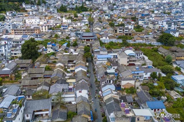 苍山南麓有条青石板路很有味道，中间的龙尾关是南诏军事要塞