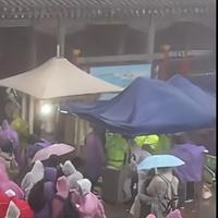 泰山雨夜惊魂：游客挤爆厕所避寒，百元"坐票"成温暖稻草？