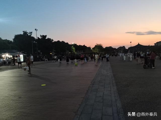 华清宫外的夜色，是文旅的尴尬，居民的闲娱，游客的懵逼