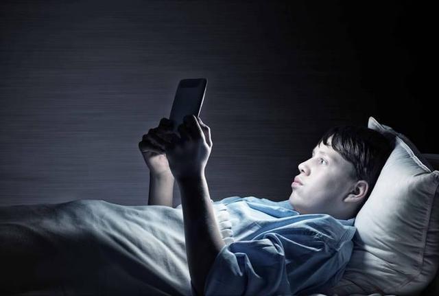 鼻毛总“窜	”出来的男人，暗示了啥？为什么鼻毛会变白？涨知识了