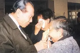 02年台湾老兵回江苏探亲，喝醉后失言，女儿：您是共产党的兵？图片