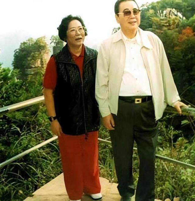 李鹏总理年轻时有多帅？1959年在吉林留影，31岁玉树临风气质不凡