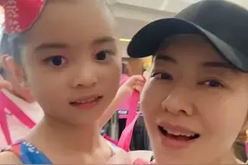 熊黛林6岁女儿芭蕾演出，kaylor遗传妈妈模特腿长，大眼睛好灵动图片