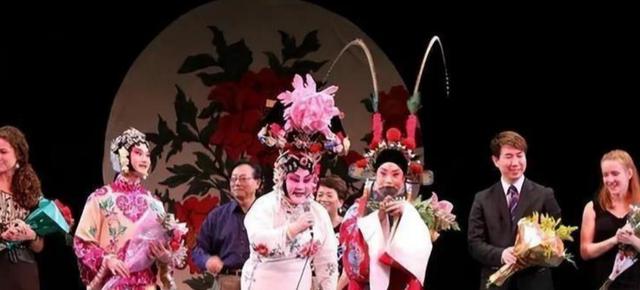 吃里爬外，永不回国？她带领30名演员选择留美，如今年过花甲归来