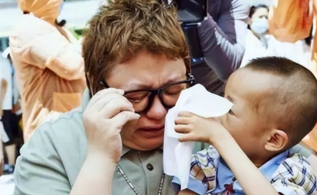 贪污上亿	、假慈善？被实名举报的韩红，还是没有等来一声道歉