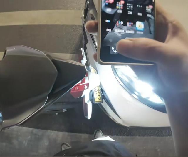 又一个奔驰姐！女司机路口长鸣笛，催促骑手让行，最后直接撞上了