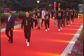 排面!辽宁书记省长为辽篮摆庆功宴,友谊宾馆红毯铺就欢迎冠军凯旋图片