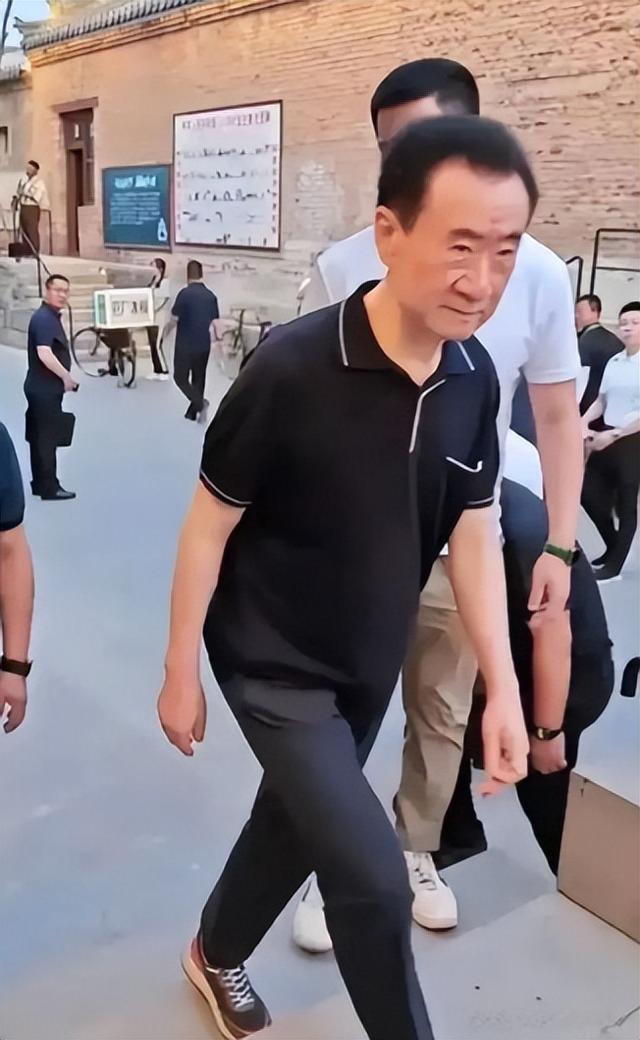 挥霍无度、风流成性，71岁的王健林，惨遭亲儿子王思聪的“反噬”