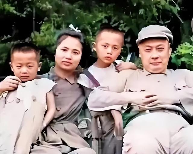 陈毅夫人张茜有多美？41岁和周总理合影，气质非凡美丽动人