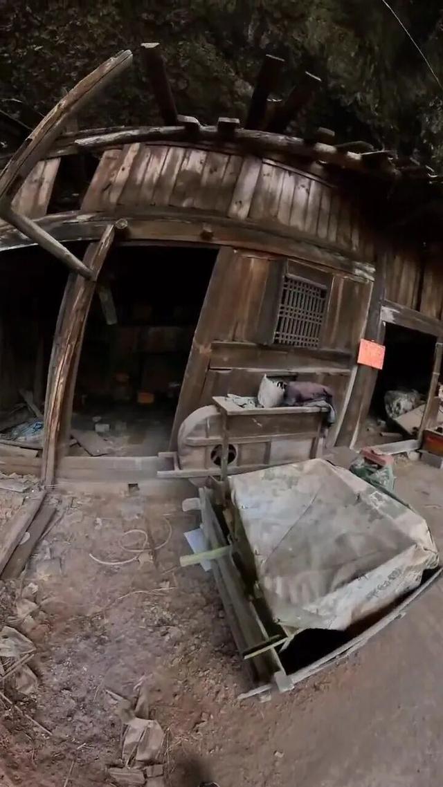 重庆綦江大山深处发现岩洞人家，几代人逍遥自在生活近百年