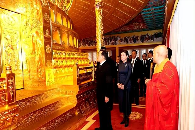 泰国王后这一跪，这才是顶级外交，她拜的不是佛，是两国的情谊