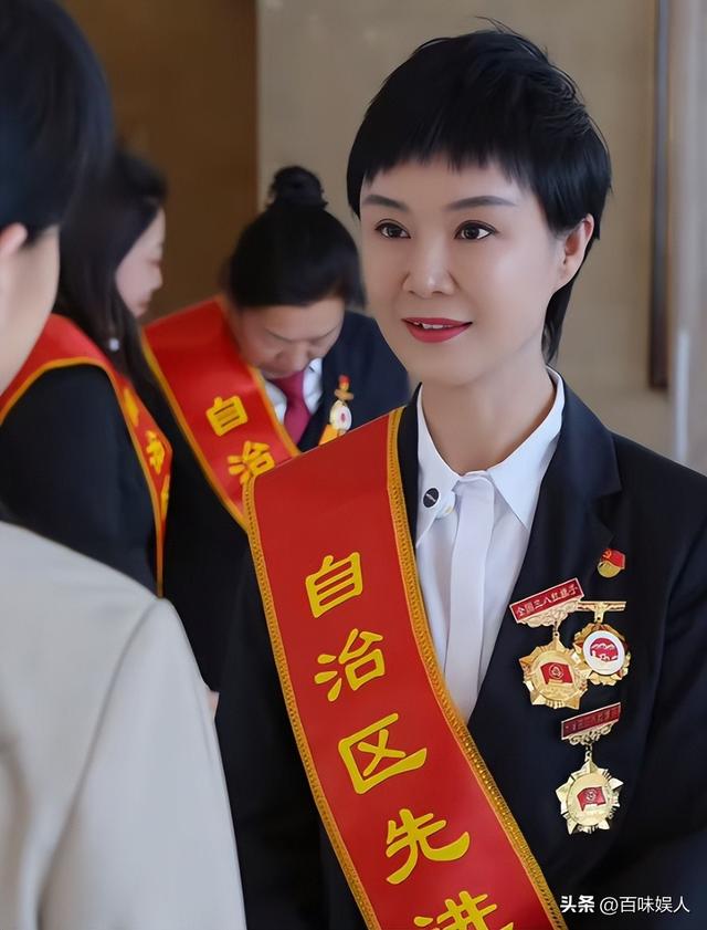 47岁贺娇龙去世！同学曝抢救过程，网友提醒成真，此前疑早有征兆