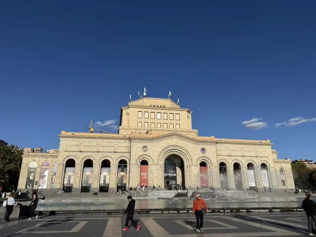 人均卡戴珊，这个忧伤又美丽的小国让我念念不忘