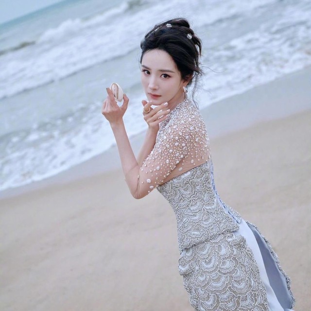 离婚7年，39岁杨幂高调宣布喜讯，没给前夫刘恺威留一丝体面！