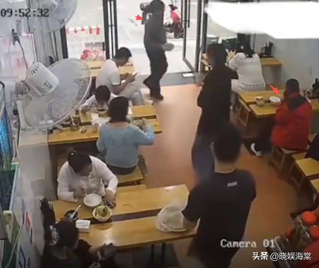 杭州胖女人吃面扣头后续：知情人曝内幕，警方介入，被父子追着打