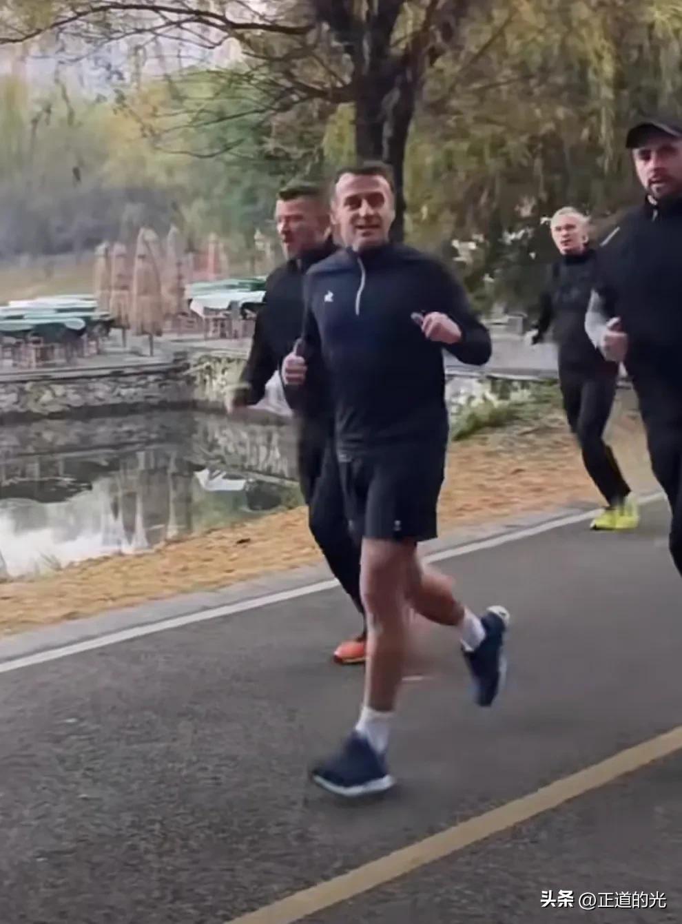 现场:成都网友清晨偶遇马克龙在湖边跑步