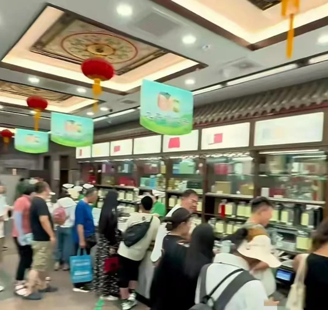 大量日本游客涌进北京！打着旅游幌子不去旅游不吃美食，为啥来？