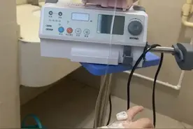 孕妇自称在动车上被行李箱砸中腹部，导致7个月胎儿早产离世，铁路方回应图片