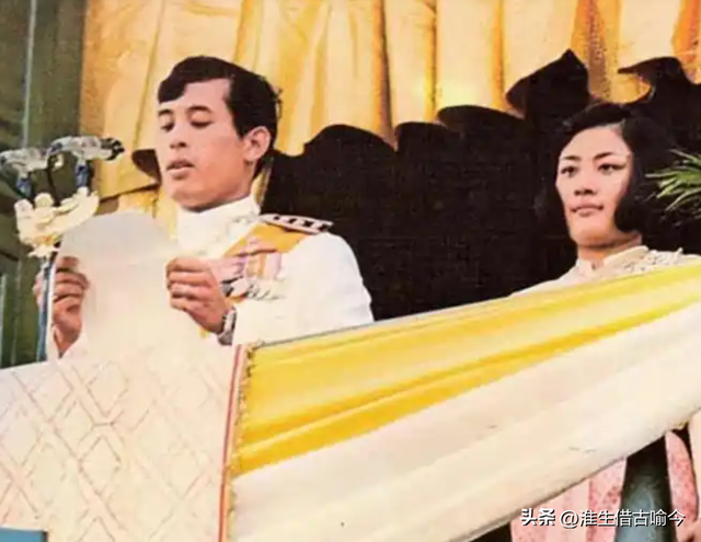 47岁苏提达出席活动太张扬，72岁泰王玛哈瞪着她，让她别抢风头
