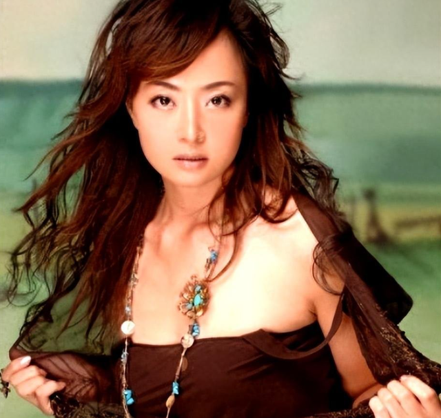 她曾苦恋王志文四年，与沙桐结婚1年就闪离，嫁圈外普通人很幸福